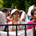 नई दिल्ली के जंतर-मंतर पर कॉकरोच जनता पार्टी के कार्यकर्ता, छात्र, महिलाएं और समर्थक केंद्रीय शिक्षा मंत्री धर्मेंद्र प्रधान के इस्तीफे की मांग को लेकर शांतिपूर्ण प्रदर्शन करते हुए।