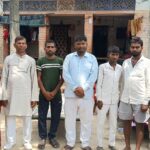 सिद्धार्थनगर जिले के बांसी विधानसभा क्षेत्र में आयोजित चौपाल में अभय समाज पार्टी के उपराष्ट्रीय अध्यक्ष डॉ. घनश्याम निषाद, प्रदेश अध्यक्ष ओमप्रकाश निषाद एवं अन्य पदाधिकारी ग्रामीणों से संवाद करते हुए।