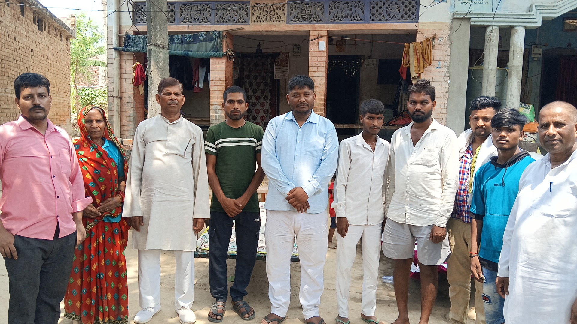 सिद्धार्थनगर जिले के बांसी विधानसभा क्षेत्र में आयोजित चौपाल में अभय समाज पार्टी के उपराष्ट्रीय अध्यक्ष डॉ. घनश्याम निषाद, प्रदेश अध्यक्ष ओमप्रकाश निषाद एवं अन्य पदाधिकारी ग्रामीणों से संवाद करते हुए।