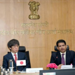 नई दिल्ली स्थित अटल अक्षय ऊर्जा भवन में आयोजित समारोह के दौरान एसीएमई क्लीनटेक सॉल्यूशंस, आईएचआई कॉर्पोरेशन और मित्सुबिशी गैस केमिकल कंपनी (एमजीसी) के प्रतिनिधि हरित अमोनिया एवं हरित मेथनॉल की दीर्घकालिक आपूर्ति संबंधी समझौतों पर हस्ताक्षर के बाद दस्तावेज़ प्रदर्शित करते हुए। यह समझौता भारत-जापान स्वच्छ ऊर्जा सहयोग और राष्ट्रीय हरित हाइड्रोजन मिशन की दिशा में एक महत्वपूर्ण उपलब्धि है।
