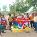 वाराणसी के शिवपुर विधानसभा क्षेत्र के ग्राम मुस्तफाबाद रेता में विकासशील इंसान पार्टी के कार्यकर्ता जनचेतना एवं सदस्यता अभियान के दौरान ग्रामीणों को संबोधित करते हुए। अभियान में निषाद आरक्षण, सामाजिक न्याय और राजनीतिक भागीदारी के मुद्दों पर चर्चा की गई।