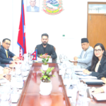 नेपाल के प्रधानमंत्री बालेंद्र शाह सिंहदरबार स्थित प्रधानमंत्री एवं मंत्रिपरिषद कार्यालय में होटल एसोसिएशन ऑफ नेपाल (HAN) के प्रतिनिधियों के साथ पर्यटन विकास, होटल उद्योग, सार्वजनिक-निजी साझेदारी (PPP), हेल्थ टूरिज्म और डेस्टिनेशन वेडिंग को बढ़ावा देने पर चर्चा करते हुए।