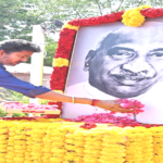 कर्मवीर कामराज की जयंती के अवसर पर उनकी प्रतिमा एवं चित्र पर पुष्पांजलि अर्पित करते हुए लोग। कार्यक्रम में उनके शिक्षा सुधार, मिड-डे मील योजना, औद्योगिक विकास, सिंचाई परियोजनाओं और जनसेवा में दिए गए ऐतिहासिक योगदान को याद करते हुए उन्हें आधुनिक तमिलनाडु का निर्माता बताया गया।