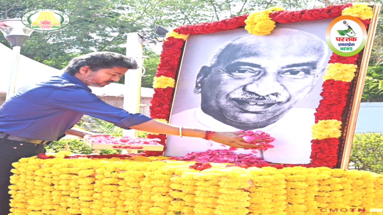 कर्मवीर कामराज की जयंती के अवसर पर उनकी प्रतिमा एवं चित्र पर पुष्पांजलि अर्पित करते हुए लोग। कार्यक्रम में उनके शिक्षा सुधार, मिड-डे मील योजना, औद्योगिक विकास, सिंचाई परियोजनाओं और जनसेवा में दिए गए ऐतिहासिक योगदान को याद करते हुए उन्हें आधुनिक तमिलनाडु का निर्माता बताया गया।