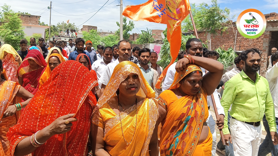 गोरखपुर के करमहा पिपराईच में शिवलिंग प्राण-प्रतिष्ठा समारोह के दौरान निकली भव्य कलश यात्रा में बड़ी संख्या में महिलाएं, युवा और श्रद्धालु शामिल हुए। नैयापर खुर्द में श्रद्धालुओं के लिए पेयजल और फलों का वितरण भी किया गया।