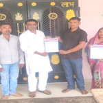 भारतीय सर्वजन पार्टी के राष्ट्रीय अध्यक्ष अशोक निषाद द्वारा सावित्री मौर्या को कुशीनगर जिलाध्यक्ष और अजीत मौर्या को जिला महासचिव मनोनीत किए जाने के अवसर की तस्वीर।