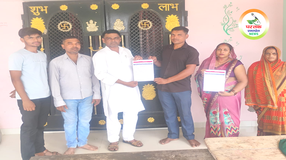 भारतीय सर्वजन पार्टी के राष्ट्रीय अध्यक्ष अशोक निषाद द्वारा सावित्री मौर्या को कुशीनगर जिलाध्यक्ष और अजीत मौर्या को जिला महासचिव मनोनीत किए जाने के अवसर की तस्वीर।